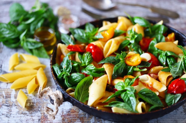 Insalata di pasta con pomodori e basilico