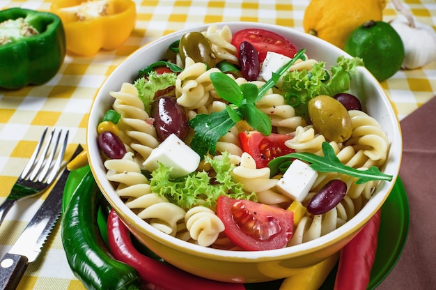 Insalata di pasta con pomodororucola cetriolo peperoni peperoni olive nere e verdi