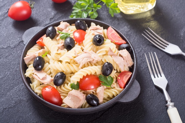 Insalata di pasta con tonno, pomodorini e olive in padella