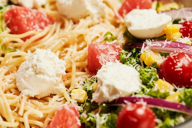 Insalata di pasta fredda con formaggio