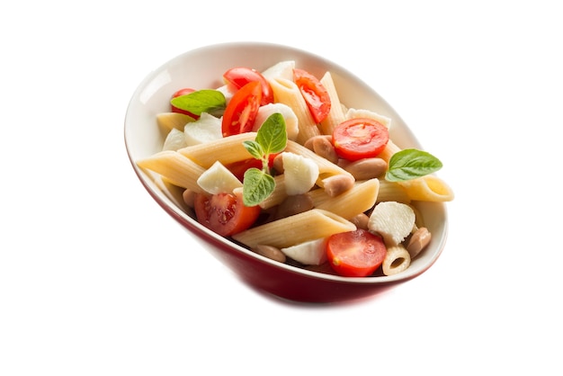 Insalata di pasta fredda con pomodoro a fette mozzarella e fagioli