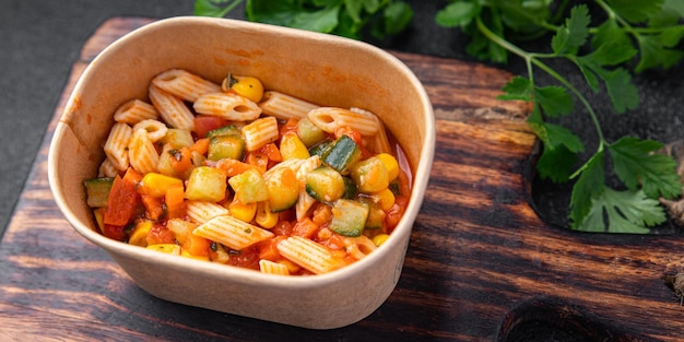 insalata di pasta fresca pomodoro cetriolo mais verdura penne pasta pasto cibo spuntino sul tavolo