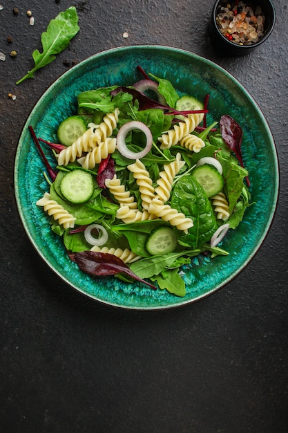 Insalata di pasta Fusilli (foglie di lattuga, spinaci, verdure, gemelli) Concetto di menu