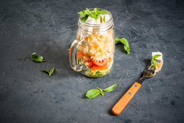 Insalata di pasta in barattolo di vetro