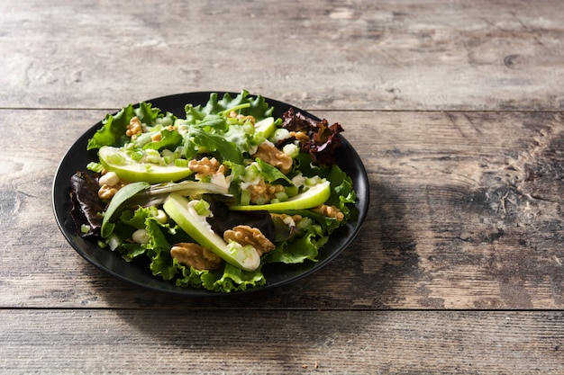 Insalata di pasta in una ciotola sulla fine di legno bianca della tavola su