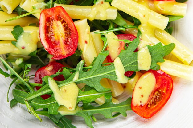 insalata di pasta pomodoro arugula cibo fresco gustoso mangiare cucinare aperitivo pasto cibo spuntino sul tavolo