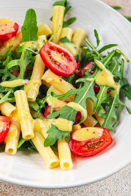 insalata di pasta, pomodoro, arugula, pasta bollita, cibo fresco, gustoso, sano, cucina, aperitivo, pasto