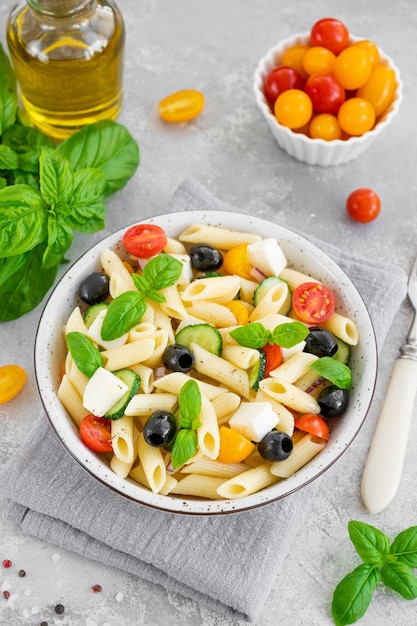 Insalata di pasta sana con pomodori cetrioli cipolle rosse olive e formaggio Copia spazio