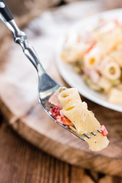 Insalata di pasta su una forchetta