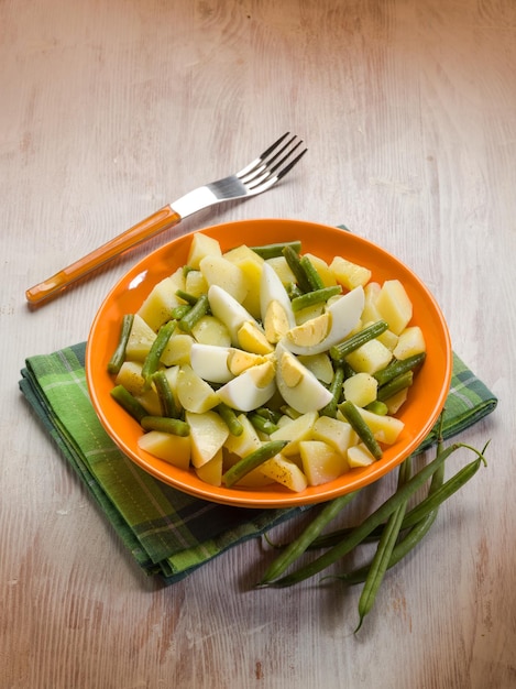 Insalata di patate con fagiolini e uova sode