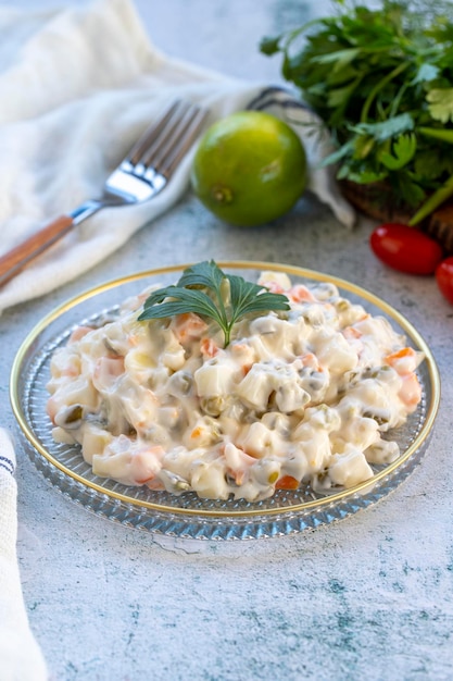 Insalata di patate con maionese Delizie della cucina tradizionale turca Closeup Nome locale amerikan salatasi