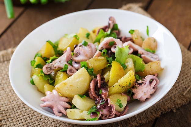 Insalata di patate con polpo in salamoia e cipolle verdi