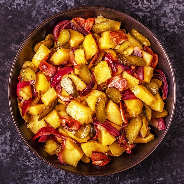 Insalata di patate fatta in casa con pancetta e sottaceti.