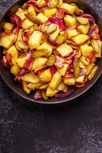 Insalata di patate fatta in casa con pancetta e sottaceti.