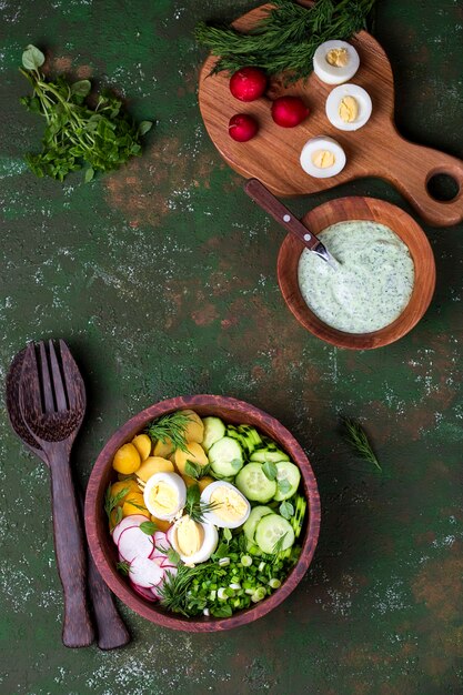 Insalata di patate primavera vitaminica con uova, ravanelli e cetrioli