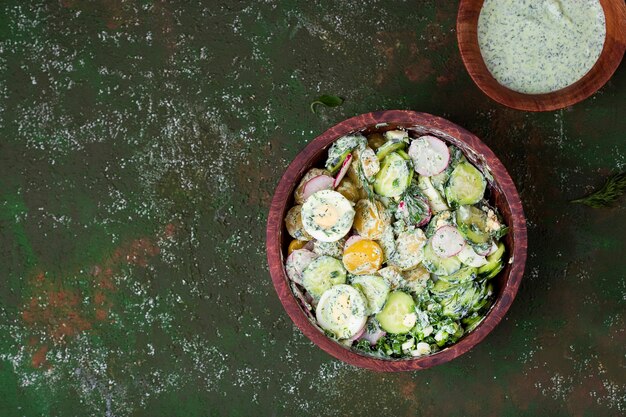 Insalata di patate primavera vitaminica con uova, ravanelli e cetrioli