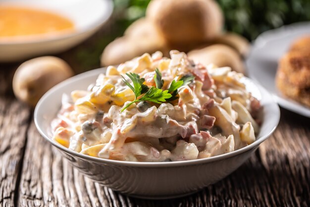 Insalata di patate tradizionale con verdure e maionese.