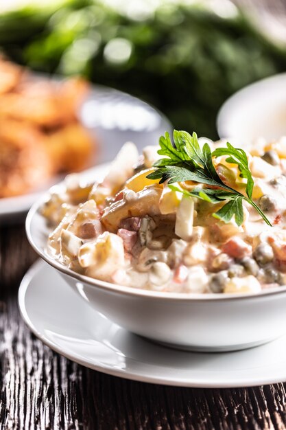 Insalata di patate tradizionale con verdure e maionese.