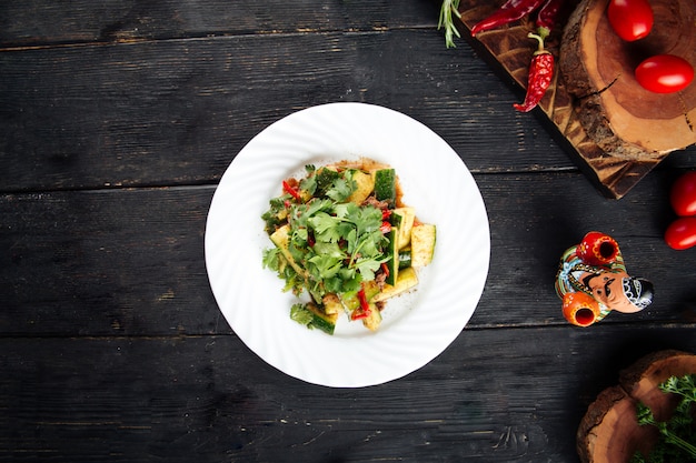 Insalata di Pechino con carne di manzo cetrioli e peperoni