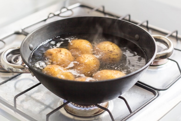 Insalata di pentole bollente su una piastra a gas