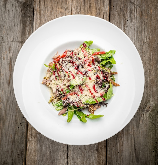 Insalata di peperone, rucola e verdure fresche. Mangiare sano.