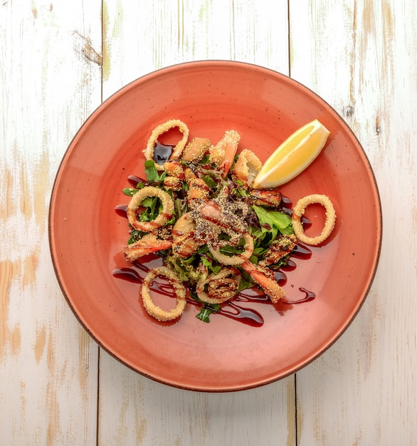 Insalata di pesce fritto, con verdure fresche