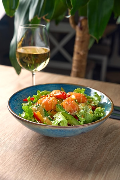 Insalata di pesce salmone Lattuga di verdure fresche e filetto di pesce salmone cibo sano omega 3 dieta cheto