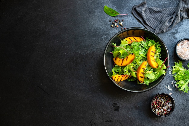 Insalata di pesche grigliate foglie di lattuga mescolare porzione di nettarina