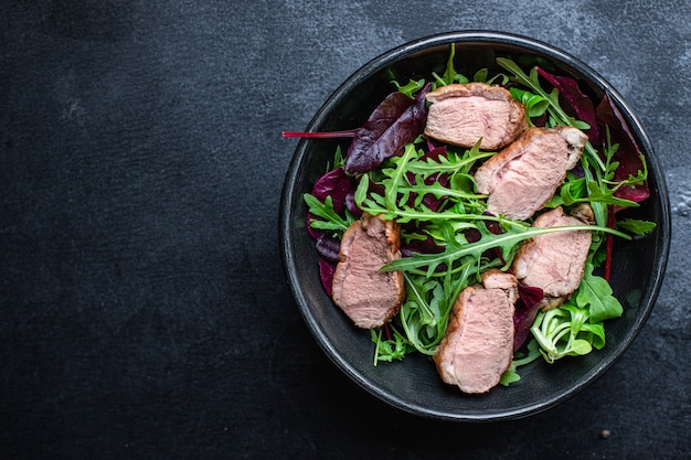 Insalata di petto d'anatra mix verdi foglie di lattuga pronto da mangiare porzione