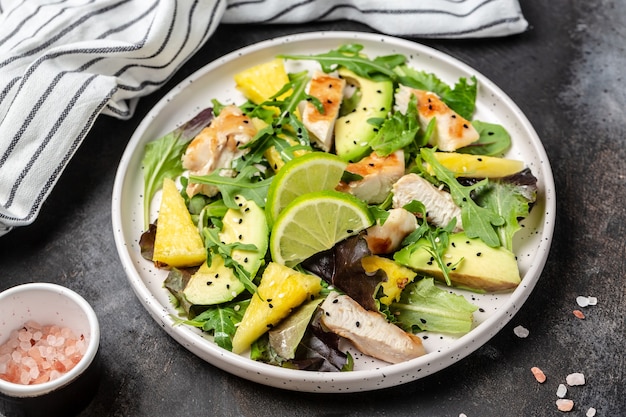 Insalata di petto di pollo alla griglia con ananas, avocado, rucola verde lime