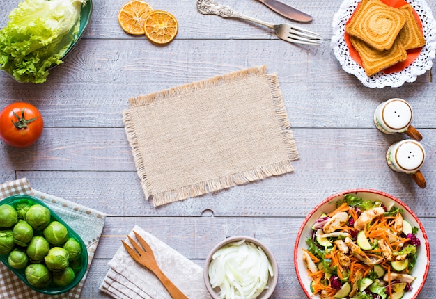 Insalata di petto di pollo con zucchine e pomodorini