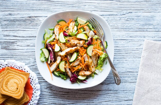 Insalata di petto di pollo con zucchine e pomodorini,