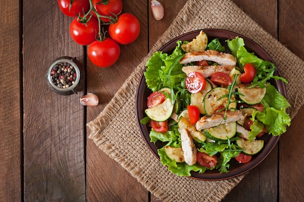 Insalata di petto di pollo con zucchine e pomodorini