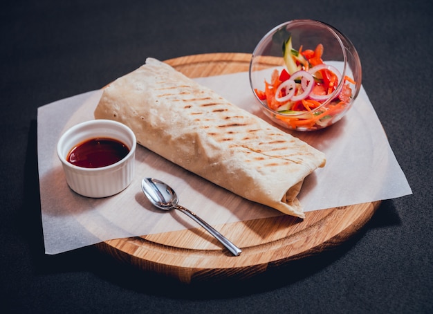 Insalata di pita con pollo arrosto e verdure