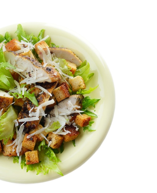 Insalata di pollo Caesar con parmigiano grattugiato su sfondo bianco