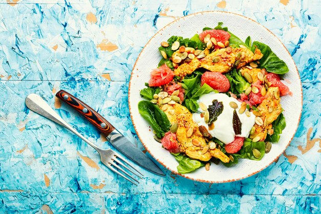 Insalata di pollo con erbe e frutta di carne