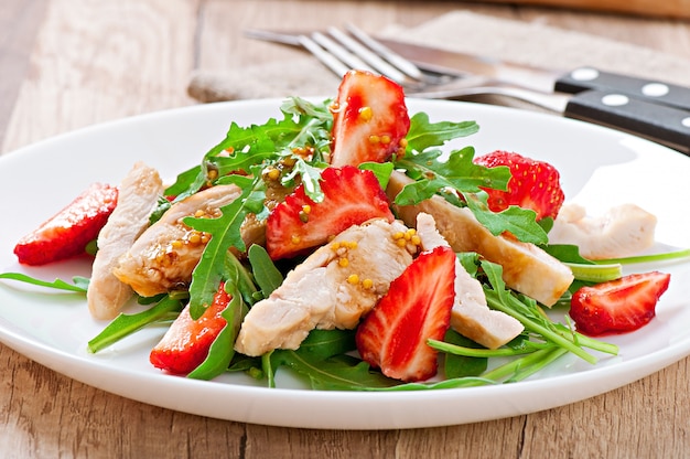 Insalata di pollo con rucola e fragole