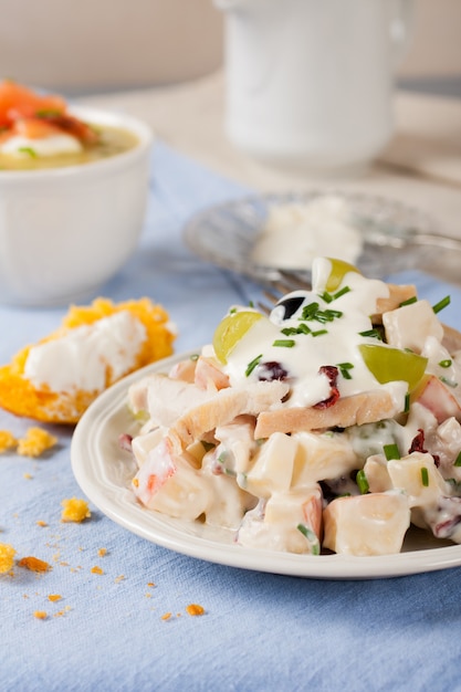 Insalata di pollo con uva, mele e mirtilli rossi