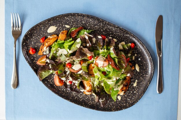 insalata di pollo con verdure e salsa bianca