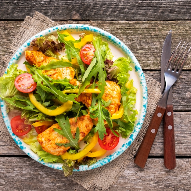 Insalata di pollo con verdure fresche su un piatto Vista dall'alto Primo piano