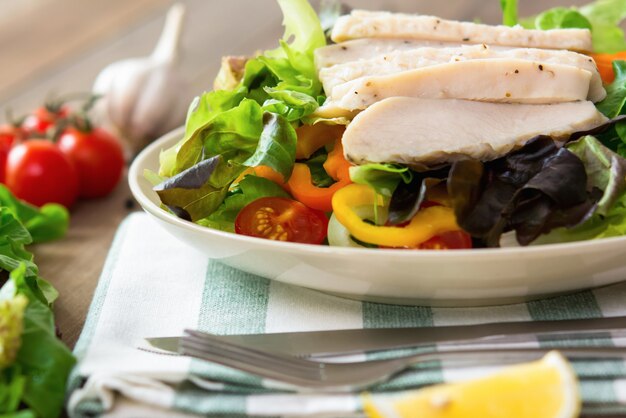 Insalata di pollo con verdure miste sane