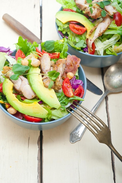 Insalata di pollo e avocado