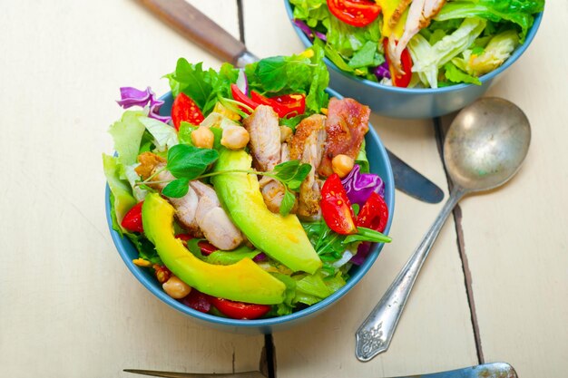 Insalata di pollo e avocado