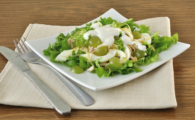 Insalata di pollo in foglie di lattuga con uovo, formaggio, yogurt e uva sotto