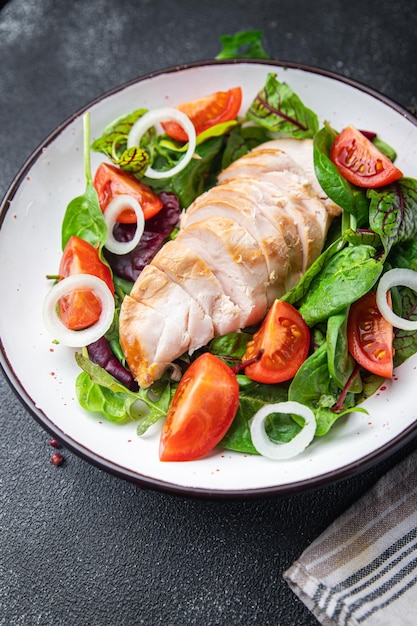 insalata di pollo petto di verdure pomodoro cipolla lattuga verde mix foglie vegetariano fresco pasto sano