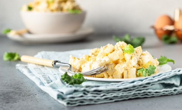 Insalata di pollo sana con uovo, mela e daikon