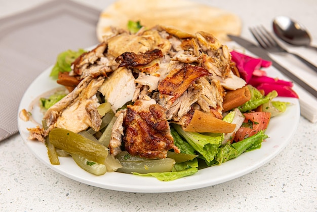 Insalata di pollo su un piatto Piatto di insalata di pollo isolato su sfondo bianco