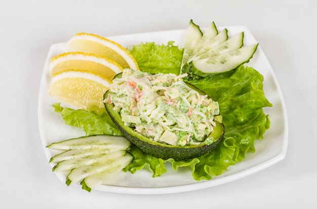 Insalata di polpa di granchio con caviale verde in cucina giapponese di avocado