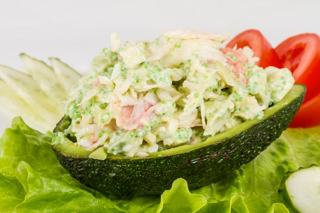 Insalata di polpa di granchio con caviale verde in cucina giapponese di avocado