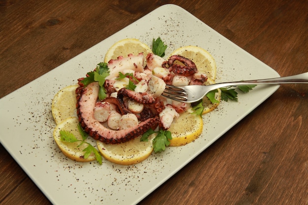 insalata di polpo con fette di limone